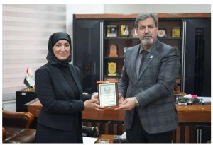 Read more about the article رئيس جامعة القائد الاعظم الباكستانية يمنح رئيس جامعة كربلاء درعاً تكريمية