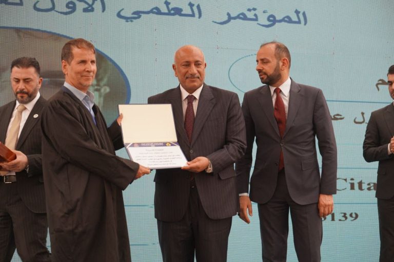 Read more about the article تكريم تدريسي في كلية العلوم الطبية التطبيقية ضمن مبادرة علماء كربلاء