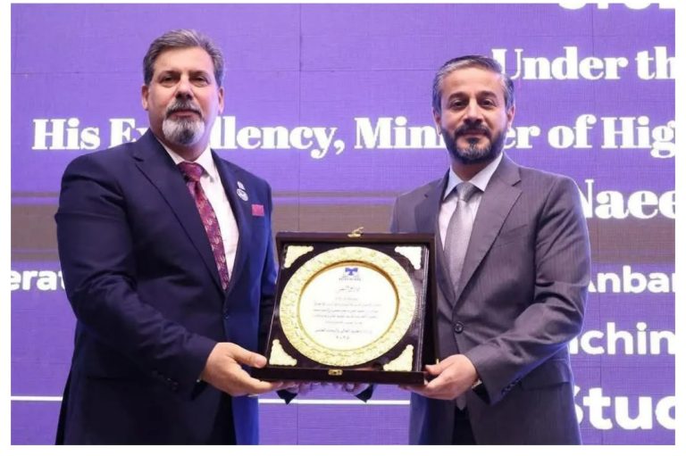 Read more about the article التعليم العالي تكرم جامعة كربلاء لتميزها في تنفيذ برنامج ادرس في العراق