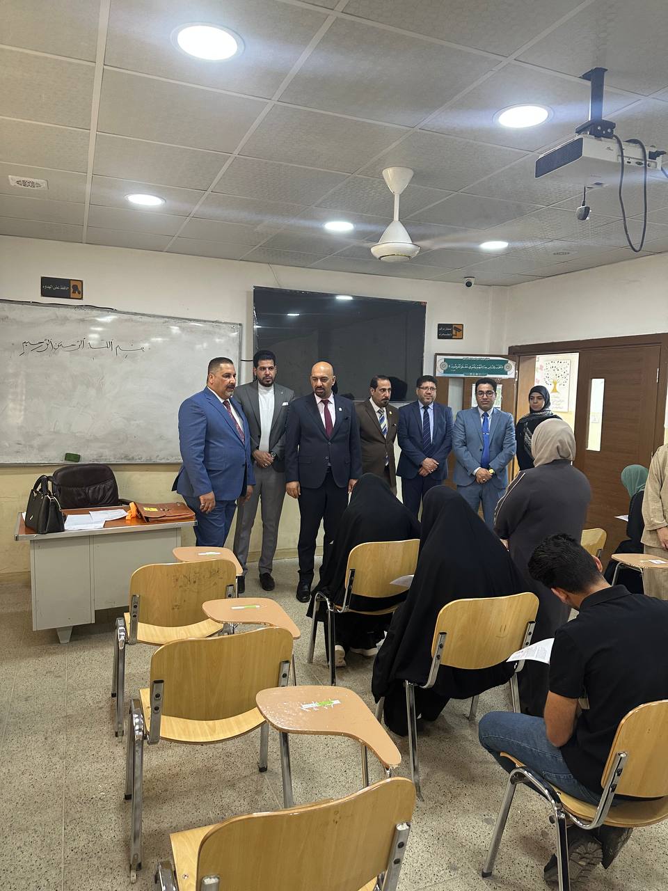 You are currently viewing مساعد رئيس جامعة كربلاء يتفقد سير الامتحانات النهائية في كلية  العلوم الطبية التطبيقية