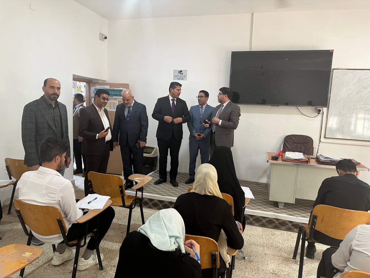 You are currently viewing مساعدا رئيس جامعة كربلاء يتفقدان كلية العلوم الطبية التطبيقية لمتابعة سير الامتحانات وواقع العمل الإداري
