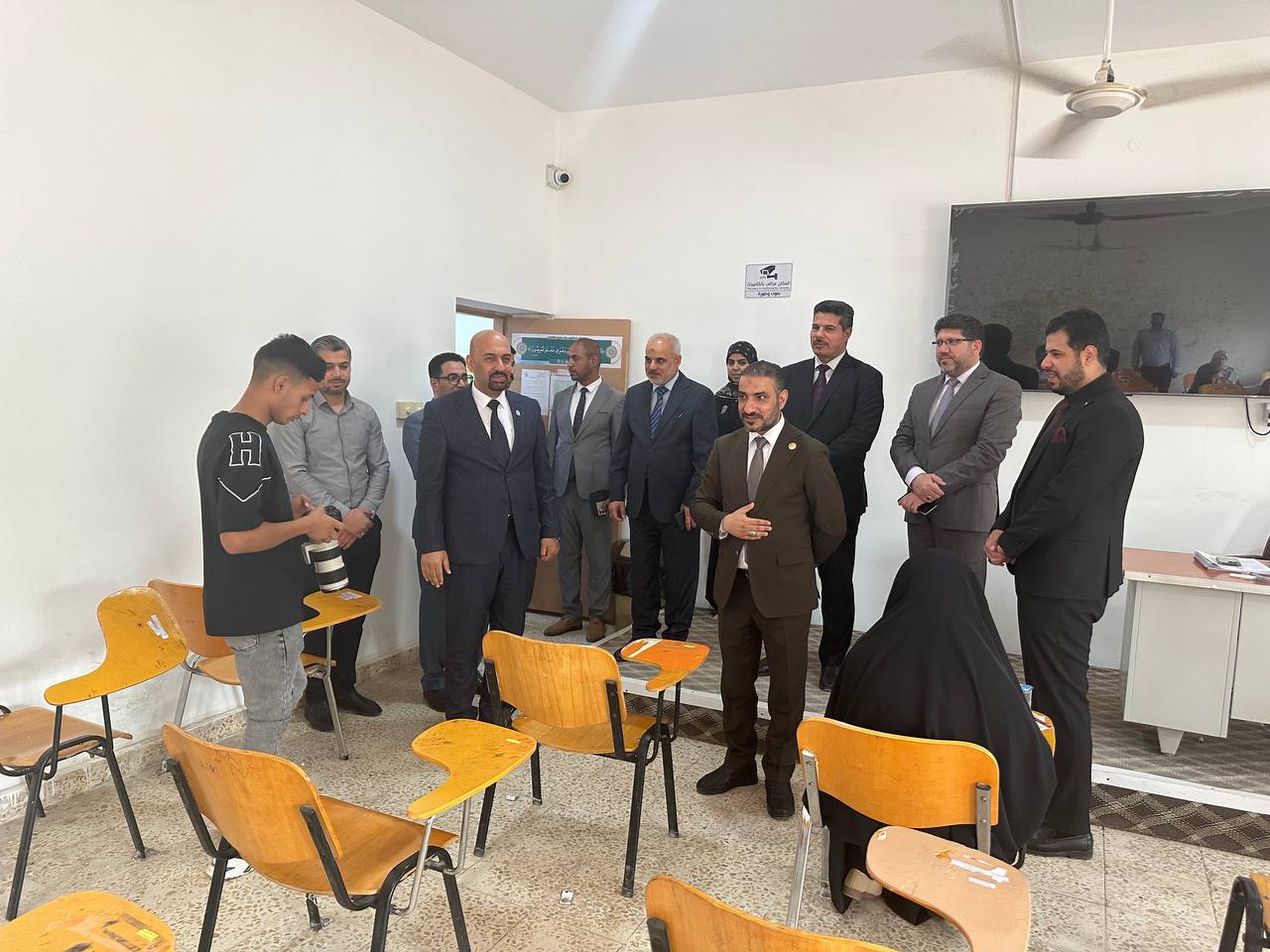 You are currently viewing عضو لجنة التعليم العالي النيابية يزور كلية العلوم الطبية التطبيقية في جامعة كربلاء لمتابعة سير الامتحانات