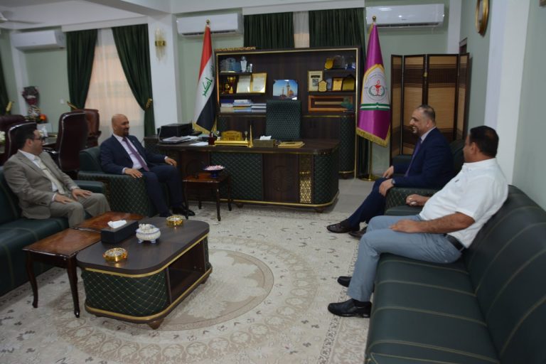 Read more about the article في إطار تنسيق الجهود الخدمية والإداريةعميد العلوم الطبية التطبيقية في جامعة كربلاء يزور كليتي الصيدلة وطب الأسنان