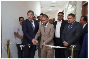 Read more about the article رئيس الجامعة يفتتح جدارية فنية ويزور متحف كلية العلوم السياحية