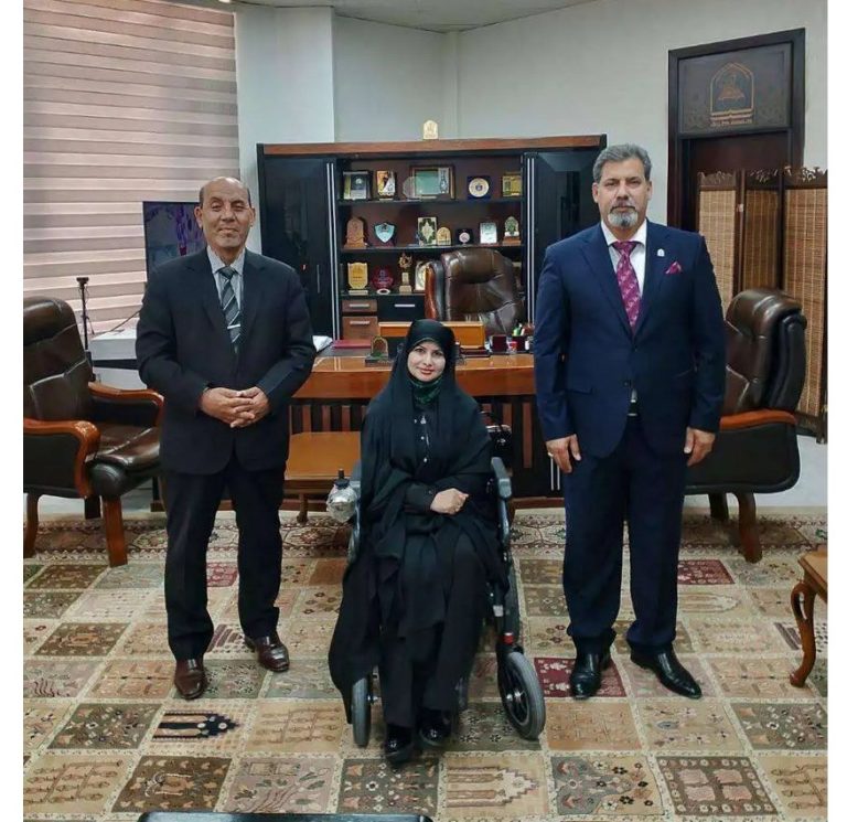 Read more about the article رئيس جامعة كربلاء يكرم طالبة من أصحاب الهمم بكلية العلوم الإسلامية