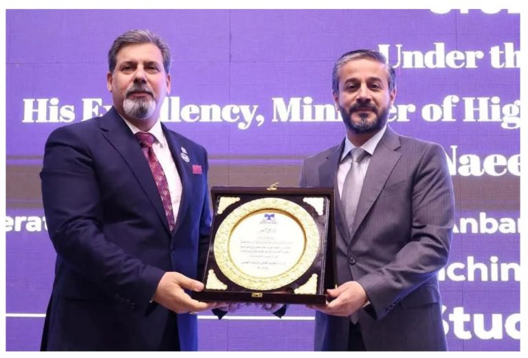 Read more about the article التعليم العالي تكرم جامعة كربلاء لتميزها في تنفيذ برنامج ادرس في العراق