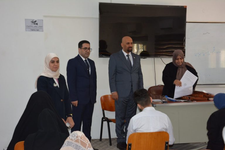 Read more about the article عميد كلية العلوم الطبية التطبيقية يتفقّد القاعات الامتحانية مع انطلاق الامتحانات النهائية النظرية لطلبة المرحلة الأولى