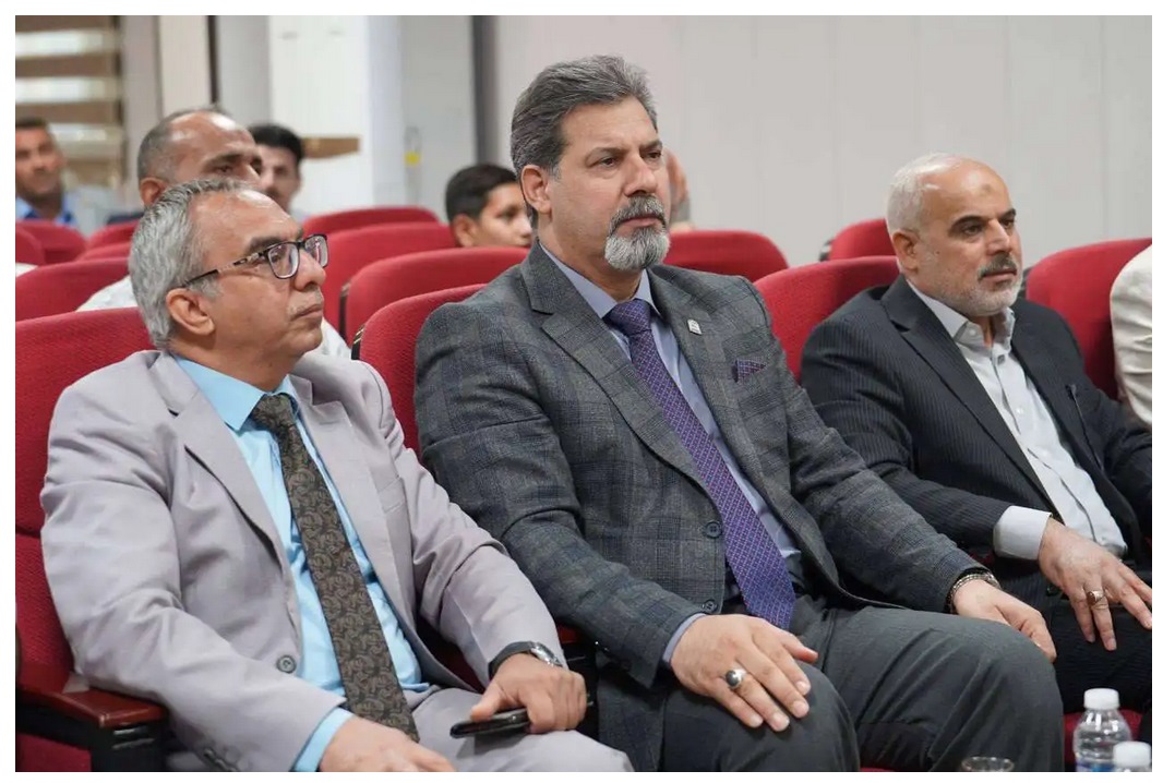 You are currently viewing رئيس الجامعة يحضر مناقشة أطروحة دكتوراه ويؤكد حرصه على دعم الحركة العلمية والبحثية