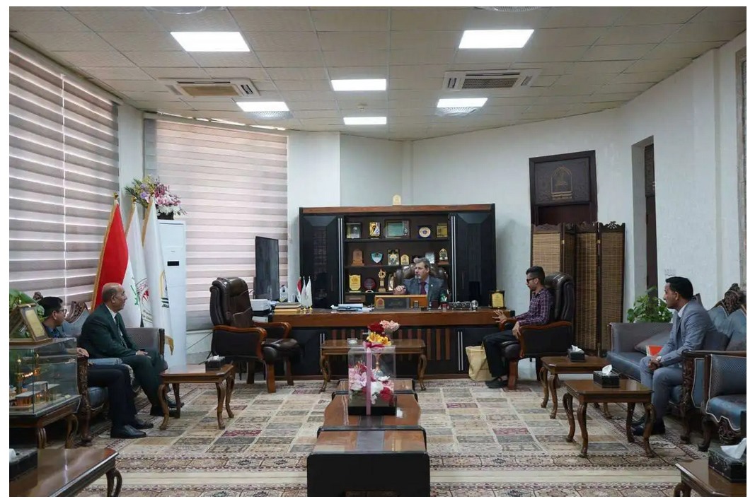 You are currently viewing رئيس الجامعة يكرم طالبًا لفوزه بالمركز الثالث في مسابقة دولية