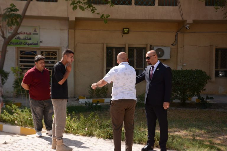 Read more about the article جولة ميدانية لعميد كلية العلوم الطبية التطبيقية ومعاونه الإداري للاطلاع على مشاريع الإعمار والصيانة