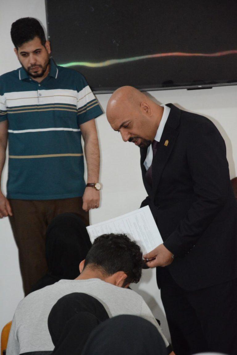 Read more about the article عميد كلية العلوم الطبية التطبيقية يتفقد القاعات الامتحانية للدور الثاني