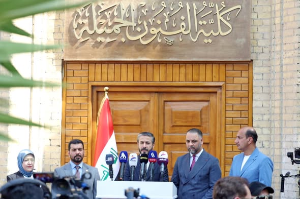 Read more about the article وزير التعليم يطلق مبادرة إثراء الفضاء البصري ويفتتح معرضاً تشكيلياً في كلية الفنون الجميلة