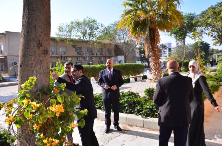 Read more about the article عميد كلية العلوم الطبية التطبيقية يتفقد البنى التحتية والمساحات الخضراء