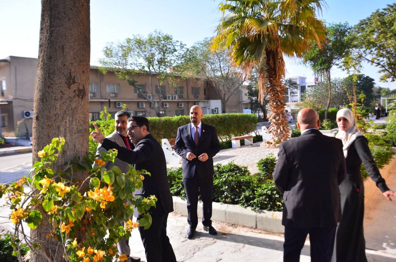 You are currently viewing عميد كلية العلوم الطبية التطبيقية يتفقد البنى التحتية والمساحات الخضراء