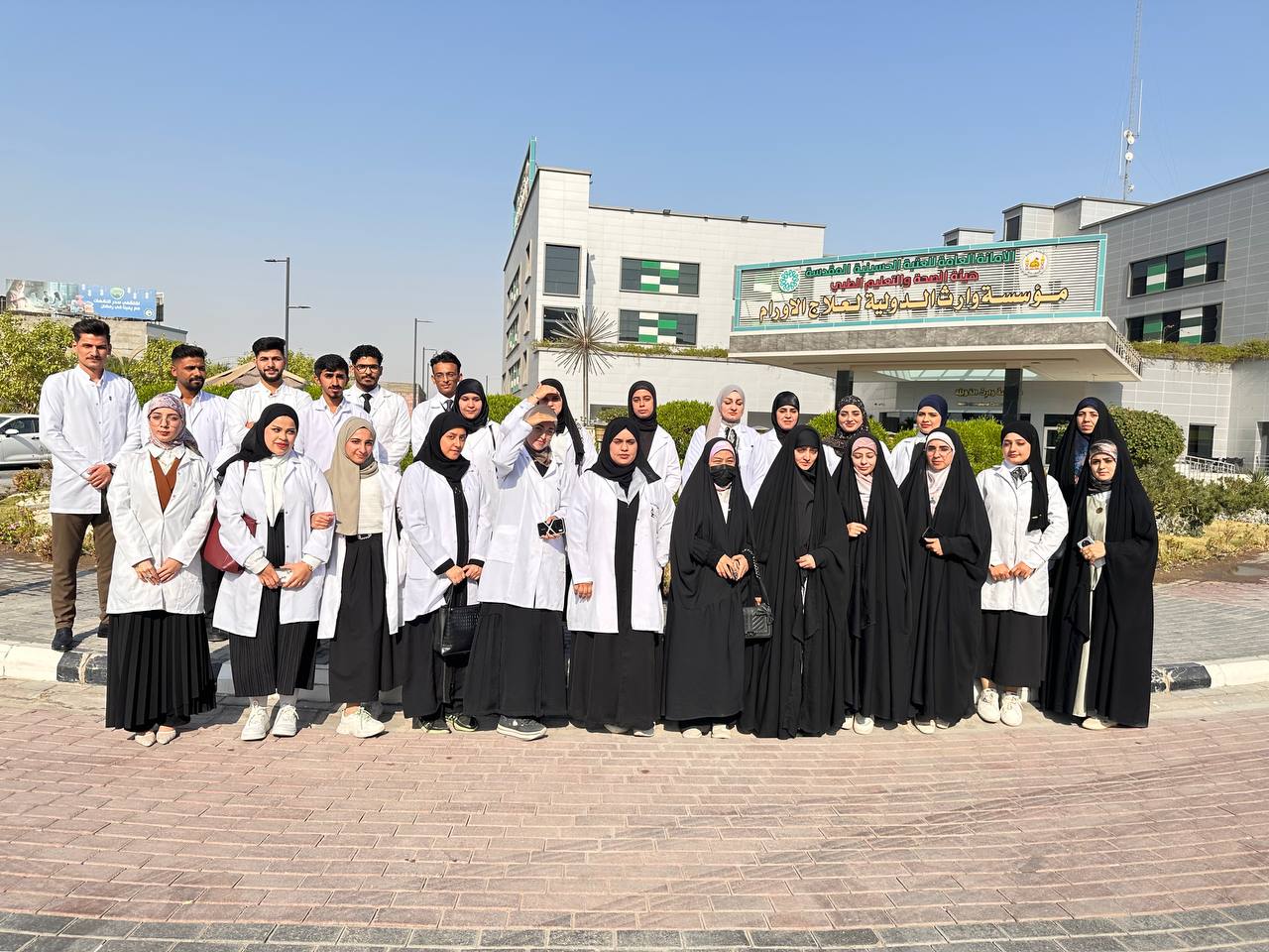 طلاب قسم التحليلات المرضية في جامعة كربلاء يزورون مؤسسة الأورام الدولية التابعة للعتبة الحسينية المقدسة