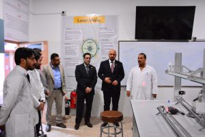Read more about the article جولة تفقدية لعميد كلية العلوم الطبية التطبيقية في المختبرات العلمية