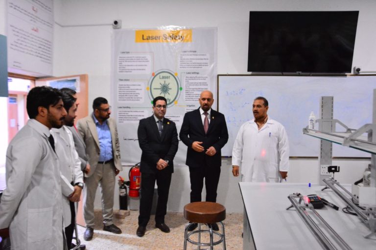Read more about the article جولة تفقدية لعميد كلية العلوم الطبية التطبيقية في المختبرات العلمية