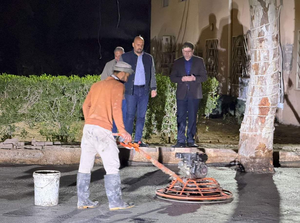 في جولة تفقدية ليلية.. عميد كلية العلوم الطبية التطبيقية يتابع ميدانياً أعمال صب موقف السيارات